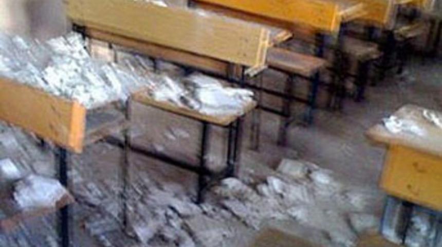 Derste sınıfın tavanı &ccedil;&ouml;kt&uuml;