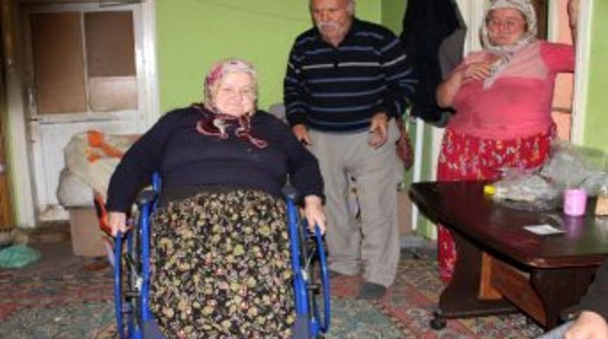 İki Engelli &Ccedil;ocuğu Olan Sakat Kadına Sandalye Tekerlekli Sandalye Verildi