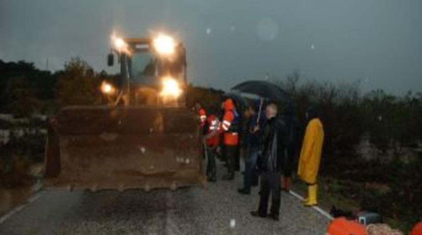 Ağacın &Uuml;st&uuml;nde 6 Saat Kurtarılmayı Beklediler