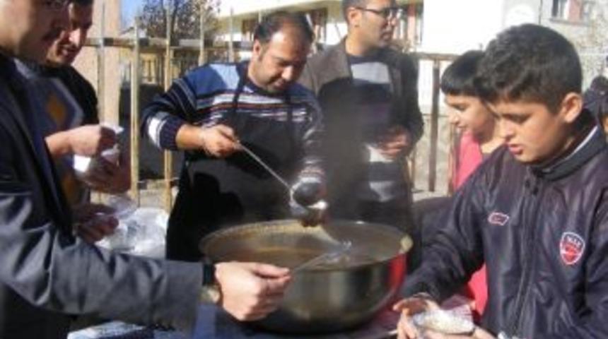 Varto&rsquo;da &Ouml;ğrencilere Aşure Dağıtıldı