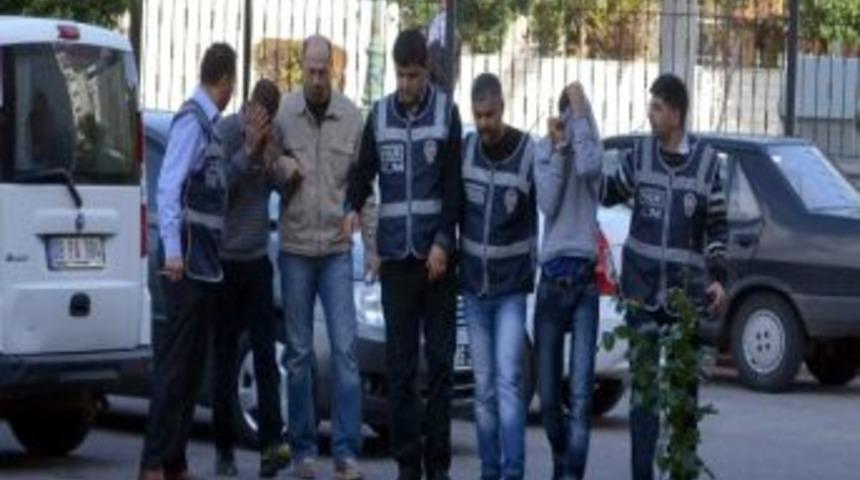 Yakalanmamak İ&ccedil;in Kendilerini Araca Hapseden Ş&uuml;pheliler 83 Kilo Esrar İle Birlite Yakalandılar