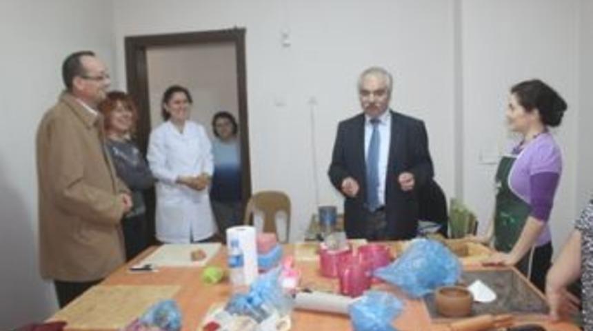 Başkan &Ouml;zcan seramik kursunu ziyaret etti