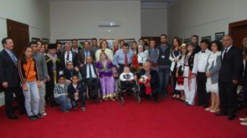 Zihni Aldırmaz festival konuklarıyla