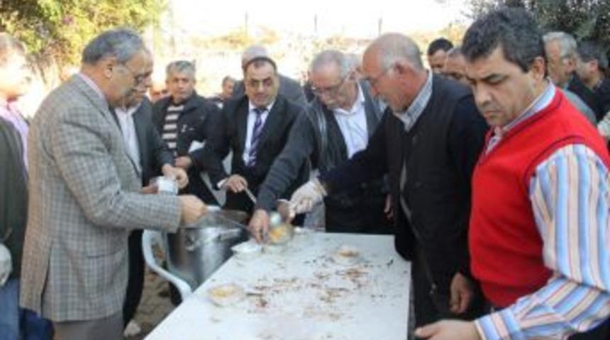 Y&uuml;reğir'de aşure dağıtımı yapıldı