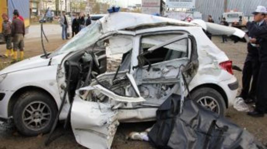 Trafik Kazası: 1 &Ouml;l&uuml;, 4 Yaralı