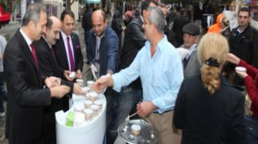 Başkan Yeniay, K&uuml;&ccedil;&uuml;k&ccedil;ekmecelilere Aşure Dağıttı