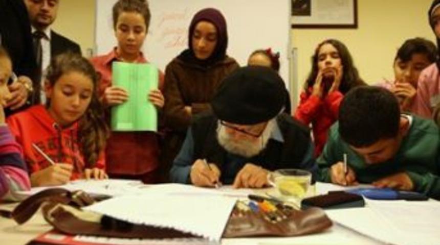 Kaligrafi &uuml;stadı, &ouml;ğrenciler ile buluştu