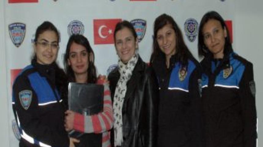 Durmaz, Işitme Engelli Cansu&rsquo;yu Azmi I&ccedil;in &Ouml;d&uuml;llendirdi