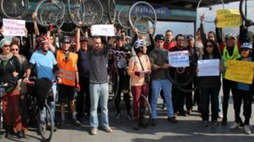 İZBAN Ve Metroya Alınmayan Bisikletliler Eylem Yaptı