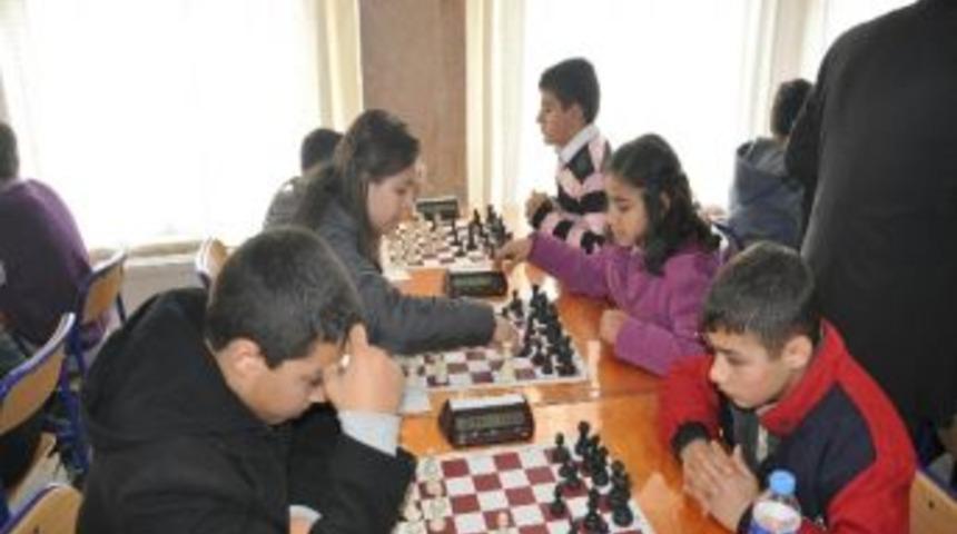 &Ouml;ğrenciler Arasında &Ouml;d&uuml;ll&uuml; Satran&ccedil; Turnuvası D&uuml;zenlendi