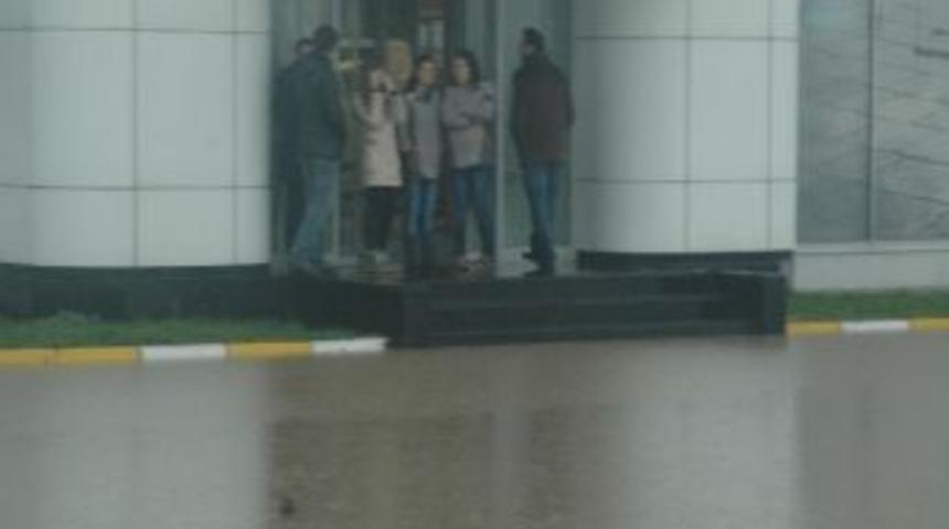 &Ccedil;orlu'da Sağanak Yağmur