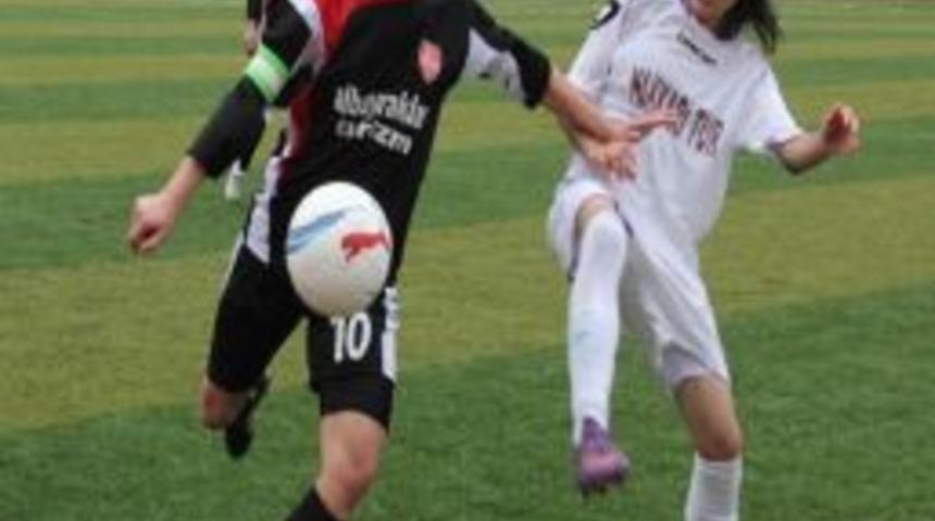 Hakkari Kadın Futbol Takımı T&uuml;rkiye Şampiyonasına Hazırlanıyor