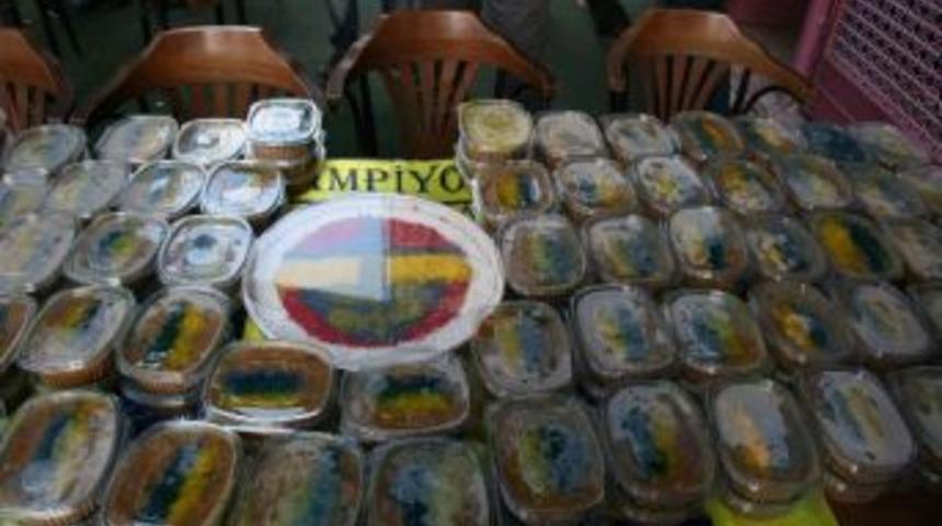 Fenerbah&ccedil;eli Taraftara Sarı-lacivert Aşure