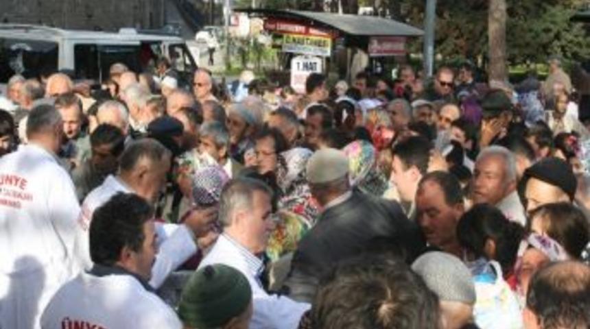 &Uuml;nye&rsquo;de 2 Bin Kişiye Aşure Dağıtıldı