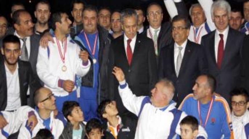 Arın&ccedil;, Parti Teşkilatları Arasındaki M&uuml;sabakayı Izledi, TRT'ye Sunucu Beğendi