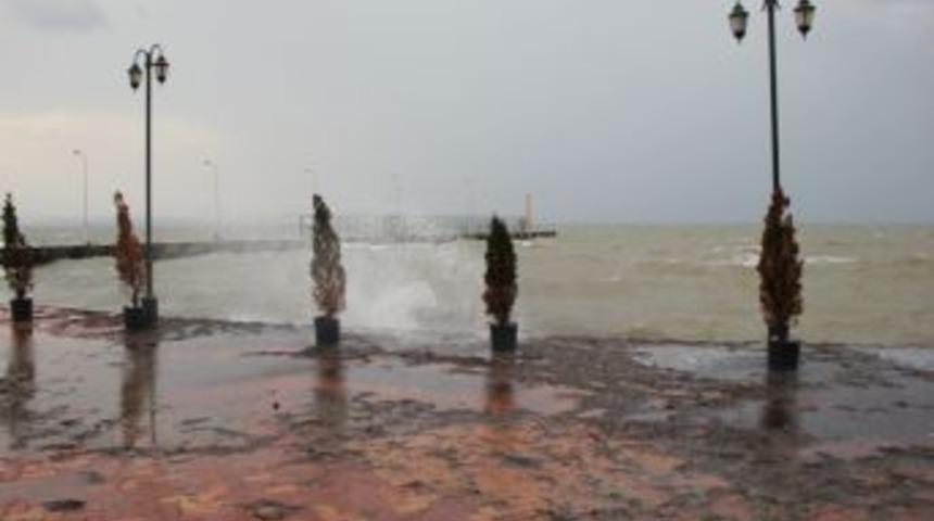 Lodos Ve Yağmur Edremit K&ouml;rfezi'ni Esir Aldı