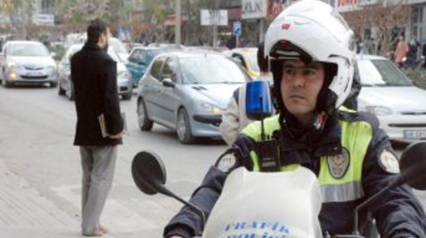 Engelli Vatandaşı Trafiğin Ortasından Polis Kurtardı