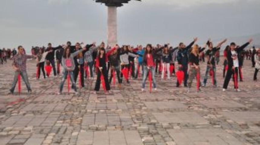 Aıds'e Dikkat &Ccedil;ekmek İ&ccedil;in Dans Ettiler