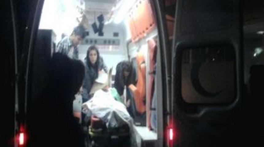 Minib&uuml;s Şarampole Yuvarlandı: 3 Yaralı