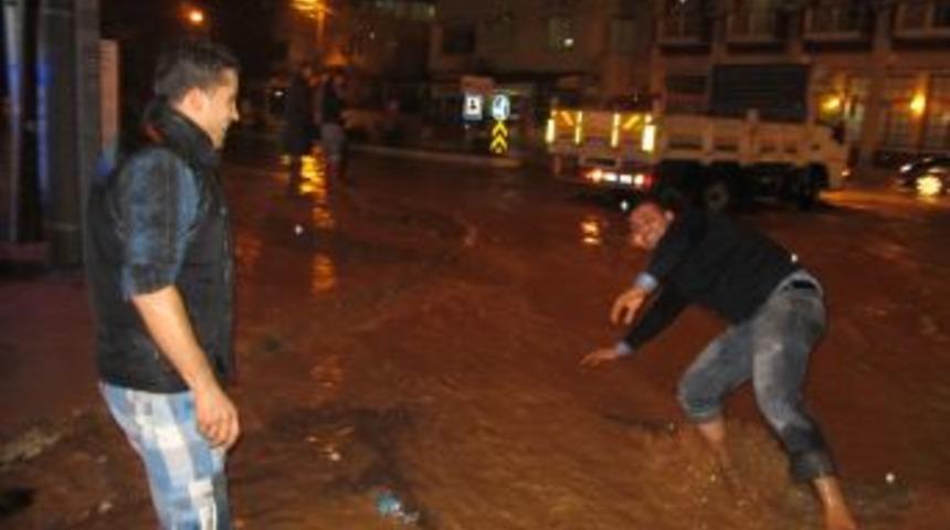 Balıkesir'de Dereler Taştı, Yollar Kapandı