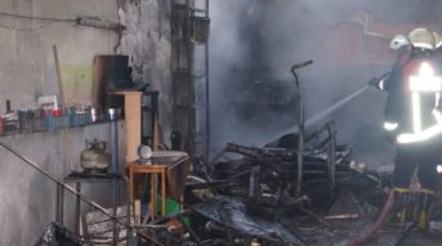 Kadık&ouml;y&rsquo;de Oto Boyahanesi Yandı