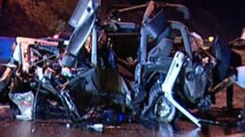 Cip beton bariyerlere &ccedil;arptı; 1 &ouml;l&uuml;, 1 yaralı