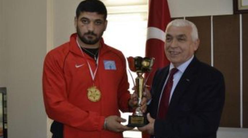 Alaplı MYO &Ouml;ğrencisi d&uuml;nya Şampiyonu Oldu