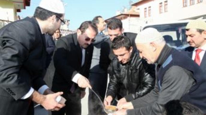 Vali Başk&ouml;y, Aşure Dağıttı