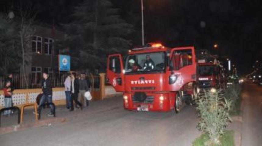 Okul Bah&ccedil;esinde Palmiye Yangını