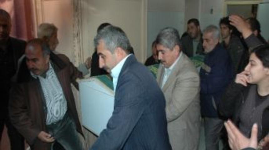 Pkk Bombacısının Cenazesini Ailesi Teslim Aldı