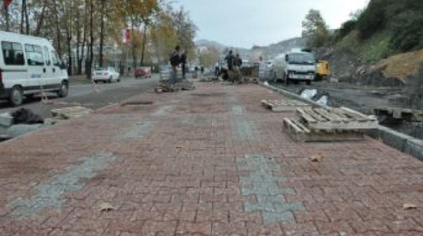 Yol Genişletme Ve &Ccedil;evre D&uuml;zenleme S&uuml;r&uuml;yor