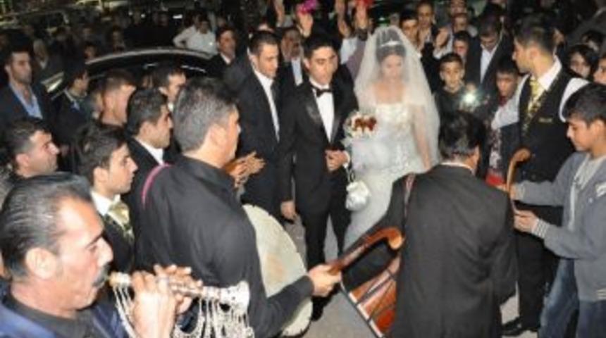 Aşiret D&uuml;ğ&uuml;n&uuml;nde Dolarlar Havada U&ccedil;uştu