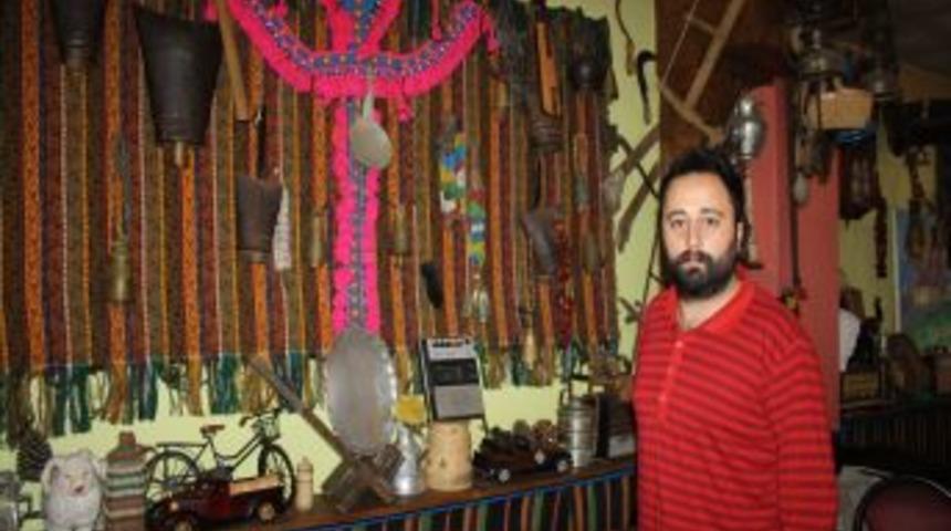 İşyerini Eski Eşyalarla Donatarak Otantik Bir M&uuml;ze Haline Getirdi