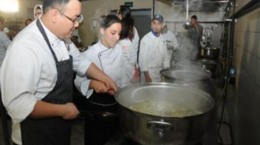 D&uuml;nyanın Yemeği Sahan Şirehan&rsquo;da Pişti