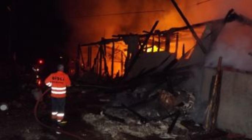 Tarihi İki Katlı Ahşap Bina Yandı