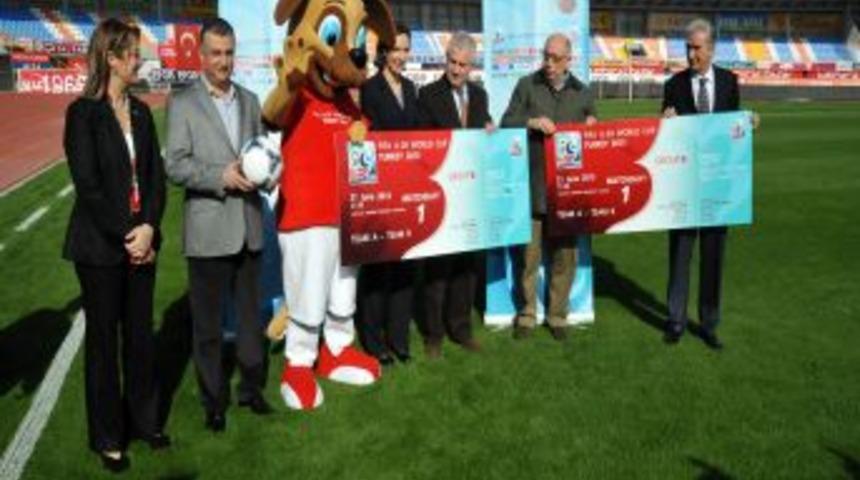 FIFA Ve TFF Heyeti Akdeniz &Uuml;niversitesi Stadyumu&rsquo;nu Inceledi