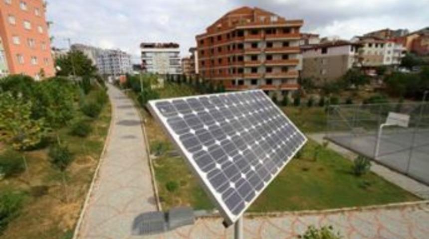 Parkı g&uuml;neş enerjisi aydınlatıyor