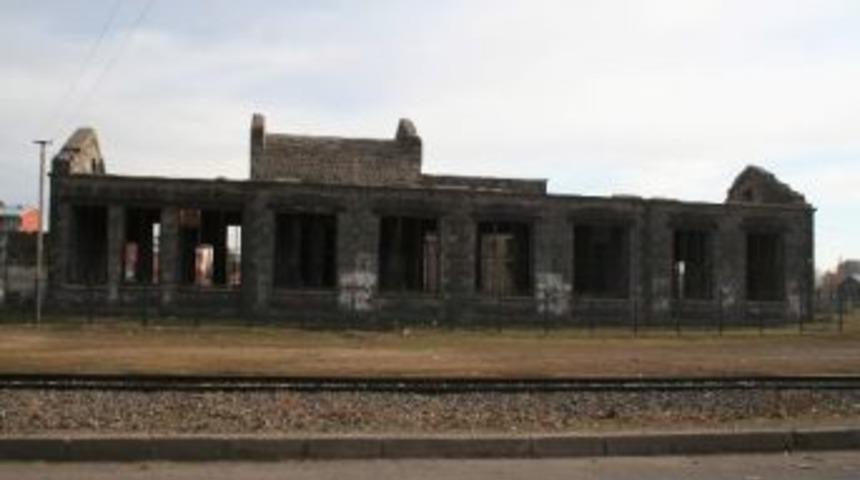 100 Yıllık Bina Kaderine Terk Edildi