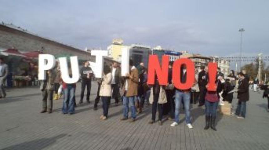 Putin Karşıtları Rusya Konsolosluğu&rsquo;na Y&uuml;r&uuml;d&uuml;