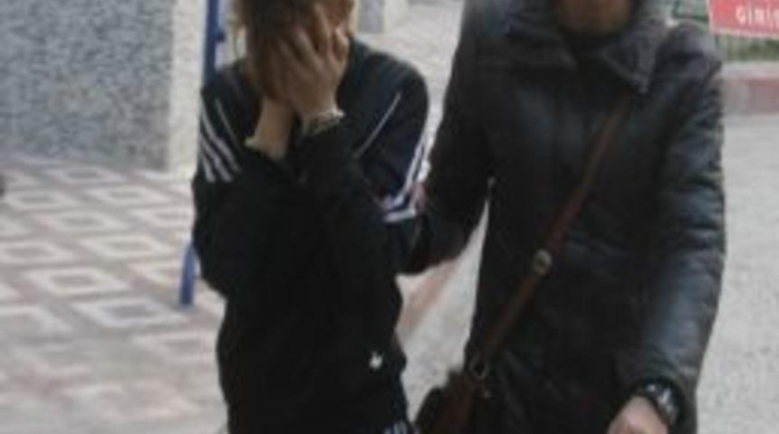 Fuhuş İ&ccedil;in Kartvizit Dağıtırken Yakalandı