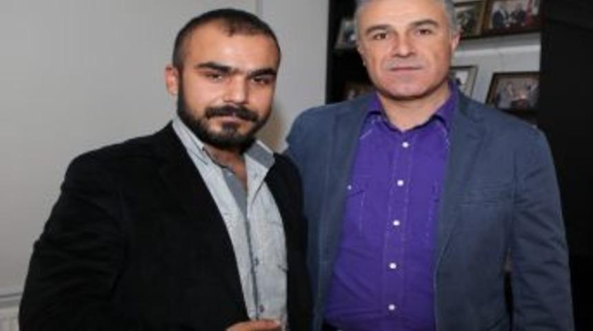 &lsquo;o Ses T&uuml;rkiye&rsquo;de Yarışan Mustafa&rsquo;ya Destek S&uuml;r&uuml;yor