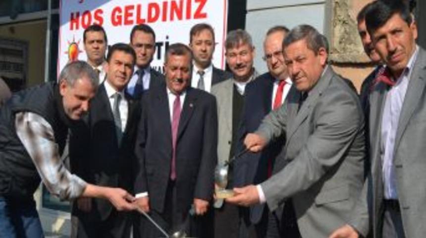 AK Partililerden Aşure Ikramı
