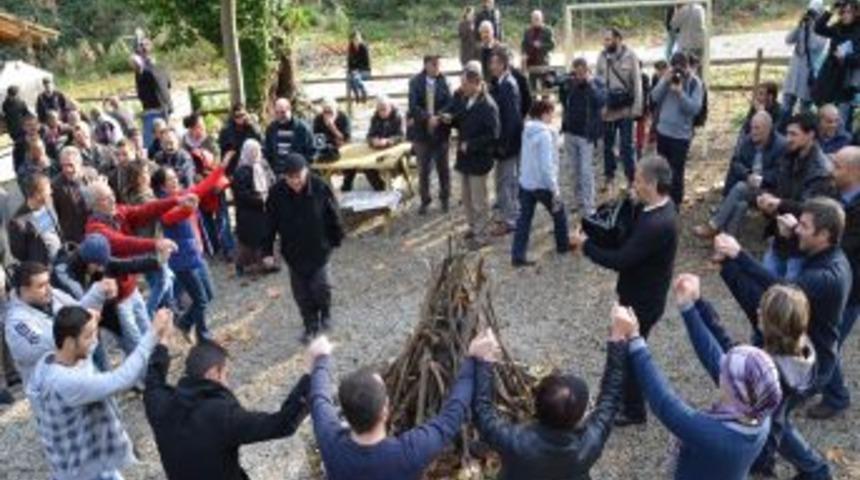 Sapanca G&ouml;l&uuml; &Ccedil;evresine Taşocağı A&ccedil;ma &Ccedil;alışmalarına Tulumlu, Klarnetli Tepki