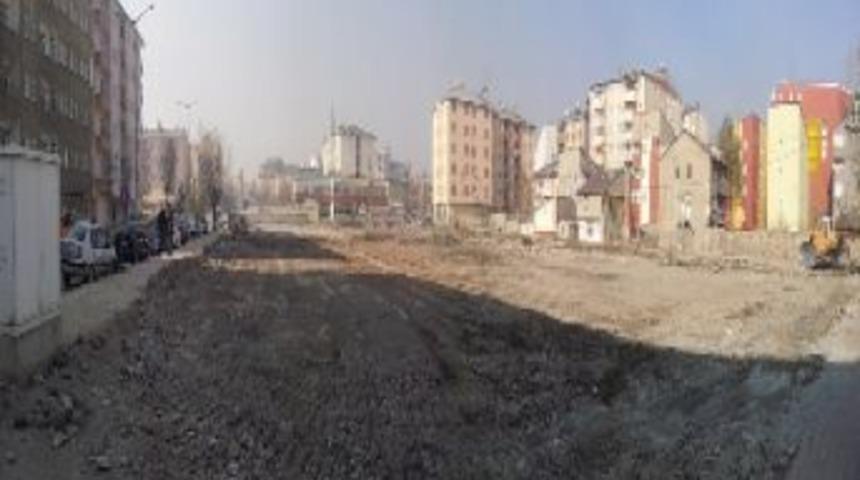 Kent Meydanının Yeri Ge&ccedil;ici Otopark Oldu