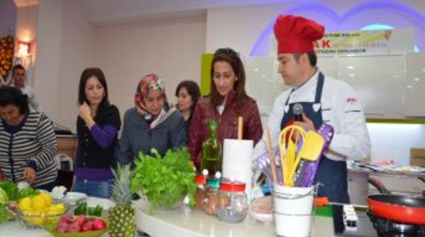 Niğdeli Hanımlar, Yemekteki H&uuml;nerlerini Oktay Usta'nın Beğenisine Sundu