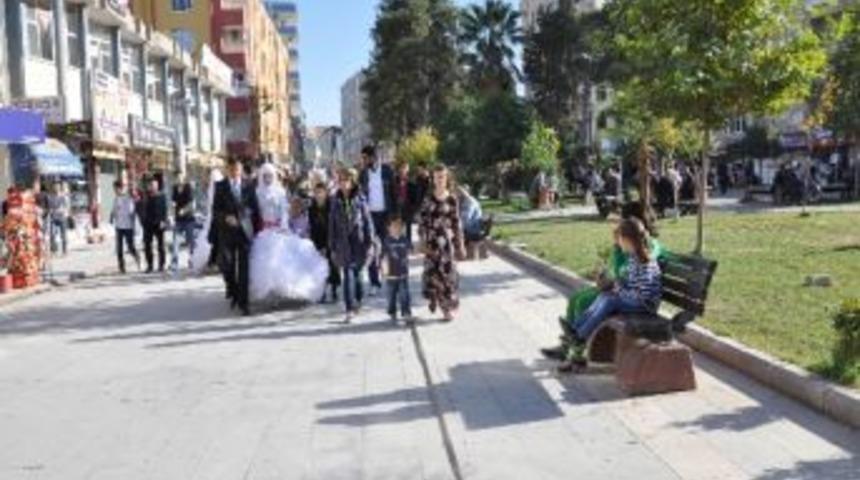 Gelin Ve Damatların Zorlu Y&uuml;r&uuml;y&uuml;ş&uuml;