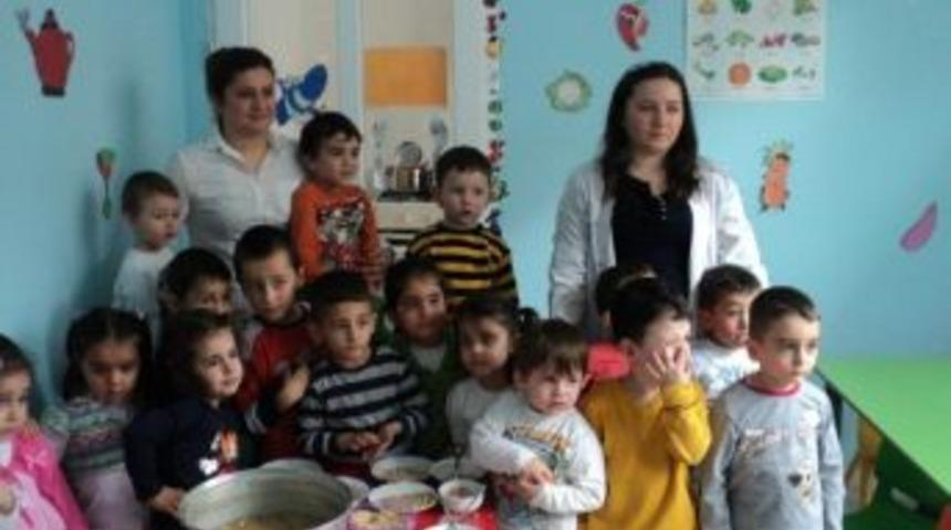 Anaokullu Öğrencileri Aşure Yaptı