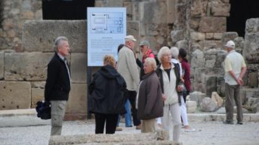 Antalya'da 340 Bin Alman Ve İngiliz K&uuml;lt&uuml;r Turuna &Ccedil;ıktı