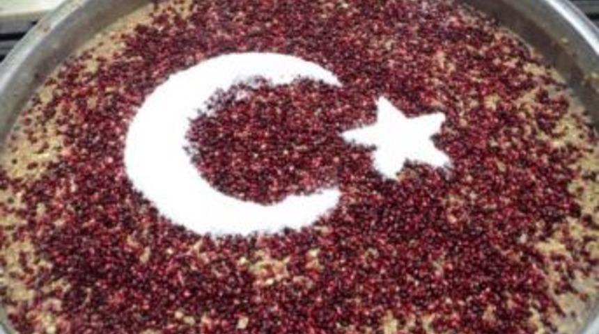 Balıkesir'de T&uuml;rk Bayraklı Aşure İlgi Odağı Oldu