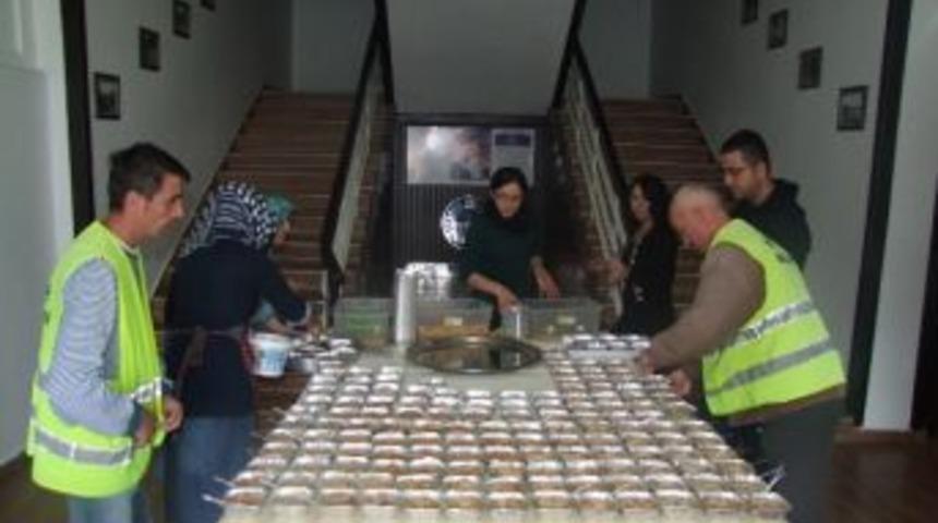 Ayancık'ta Vatandaşa Aşure İkramı